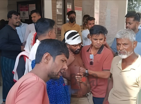 নরসিংদী জজ কোর্টে কুপিয়ে হত্যা চেষ্টা: পুলিশের সামনেই পালালো হামলাকারীরা