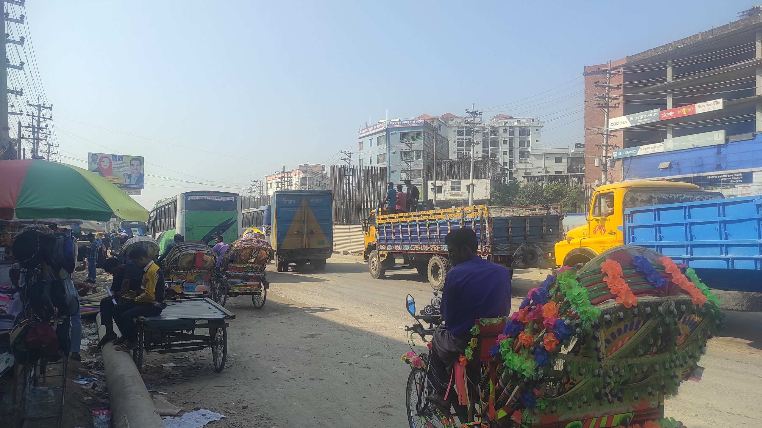 নরসিংদীতে লকডাউনে প্রভাব সীমিত, রাতে ছিল পুলিশের কঠোর অবস্থান