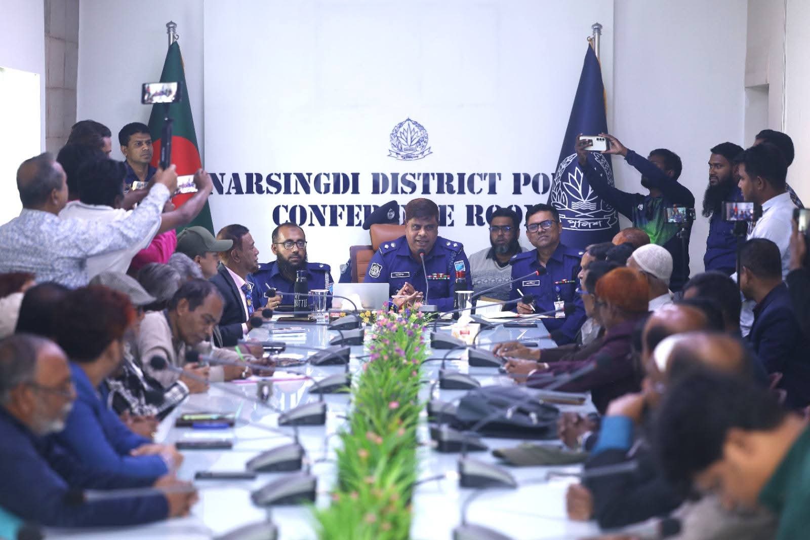 সাংবাদিকবৃন্দের সাথে মতবিনিময় করেন পুলিশ সুপার, নরসিংদী