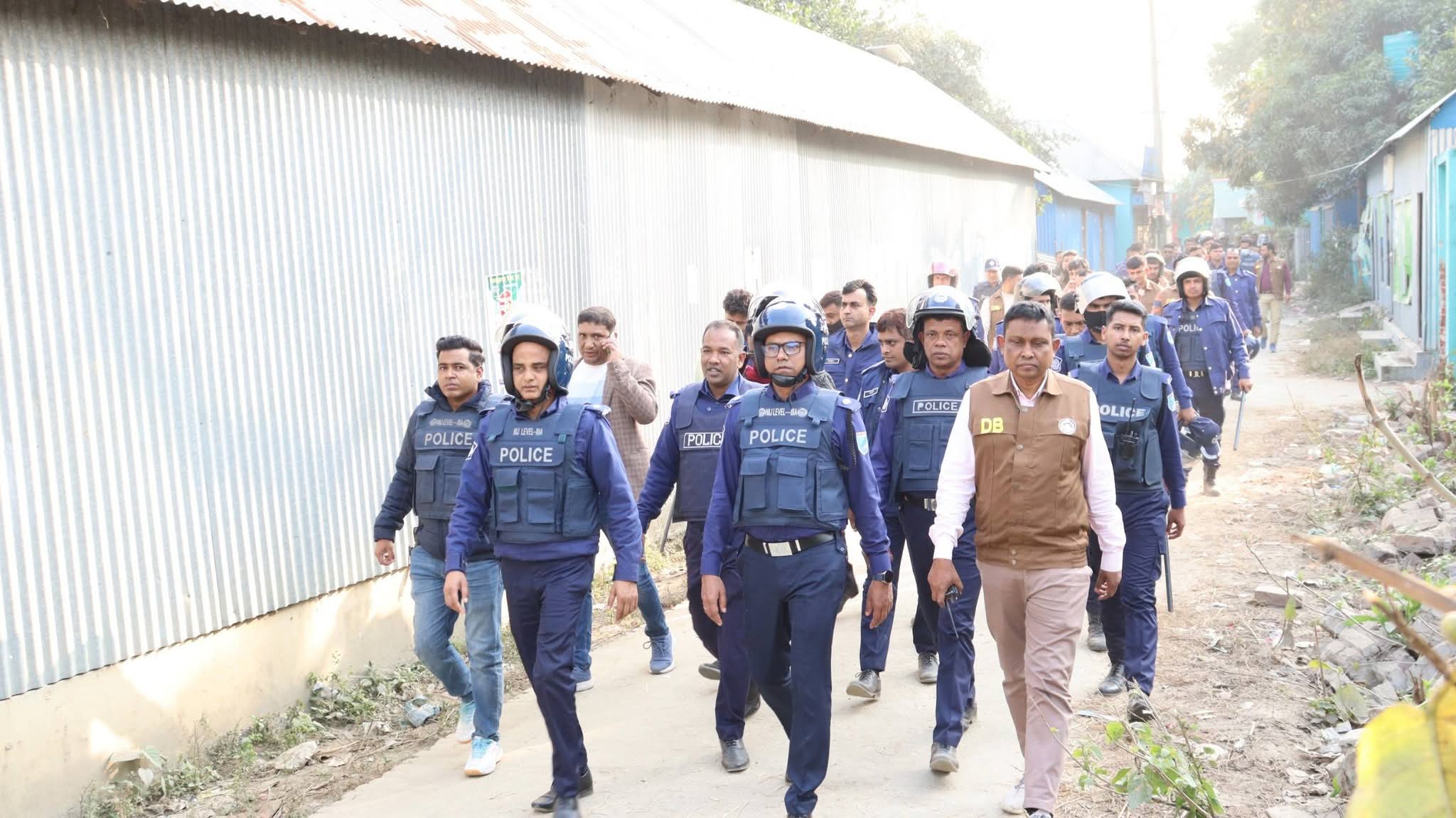 নরসিংদী জেলার আইন-শৃঙ্খলা পরিস্থিতি সুদৃঢ় রাখার লক্ষ্যে পুলিশ, র‍্যাব ও প্রশাসনের সমন্বয়ে যৌথ অভিযান পরিচালনা