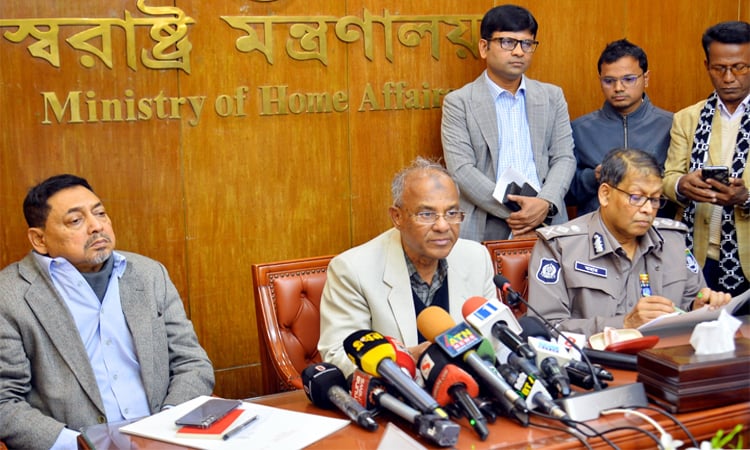 আইনশৃঙ্খলা পরিস্থিতি স্বাভাবিক রাখতে সব বাহিনীকে সক্রিয়ভাবে কাজ করার নির্দেশ স্বরাষ্ট্র উপদেষ্টার