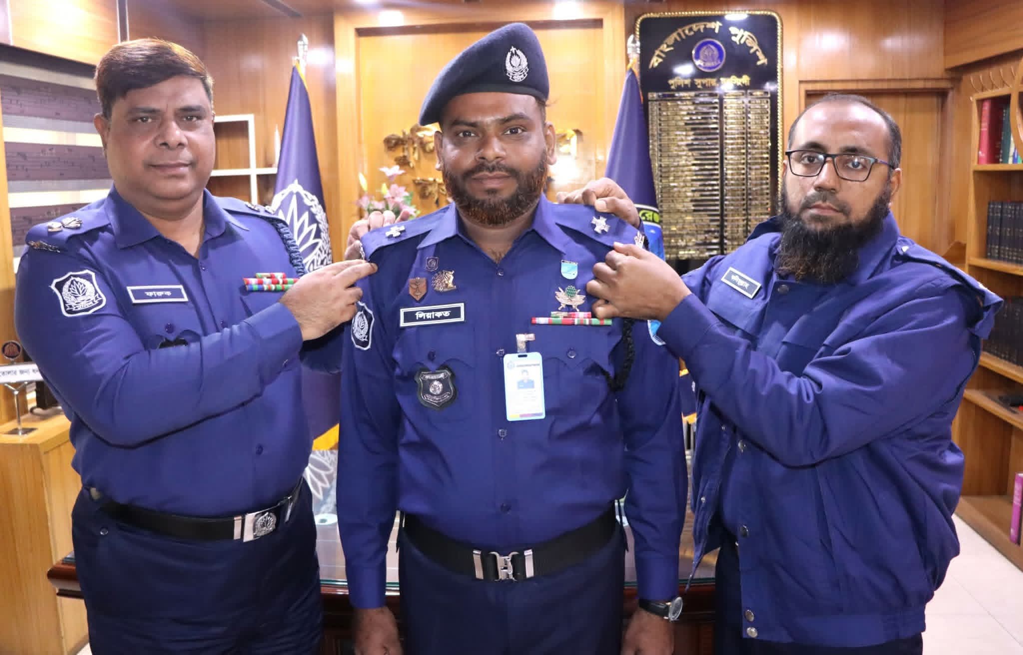 নরসিংদীতে পদোন্নতিপ্রাপ্ত পুলিশ সদস্যকে র‍্যাংক ব্যাজ পরিয়ে দেন পুলিশ সুপার