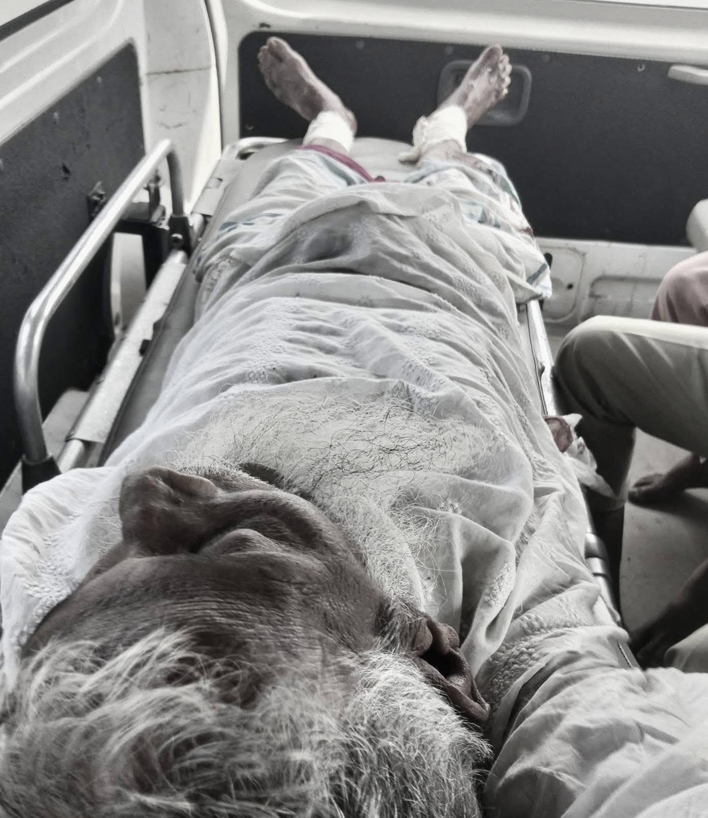 জমি সংক্রান্ত বিরোধ এ অবসরপ্রাপ্ত শিক্ষককে কুপিয়ে দুই পায়ের রগ কেটে ফেলে