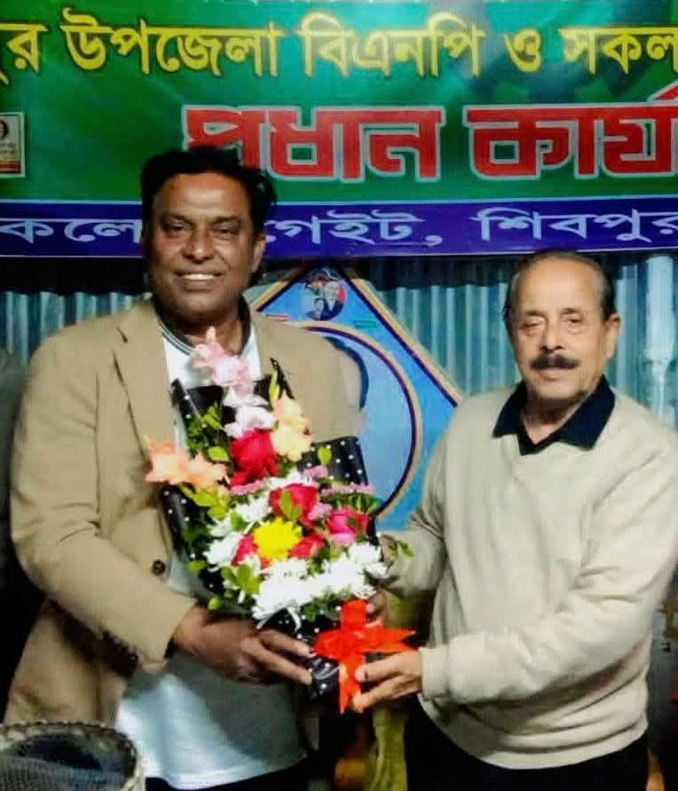 নবনির্বাচিত এমপি মনজুর এলাহীকে ফুলের শুভেচ্ছা জানান আবুল হারিস রিকাবদার