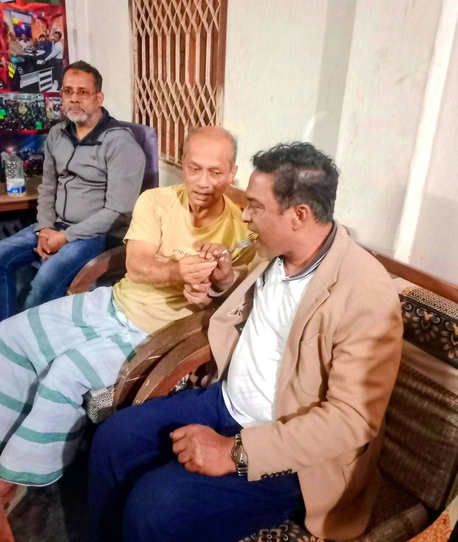 শিবপুরে প্রতিদ্বন্দ্বী প্রার্থীকে মিষ্টি মুখ করিয়ে প্রশংসিত বিজয়ী প্রার্থী মনজুর এলাহী