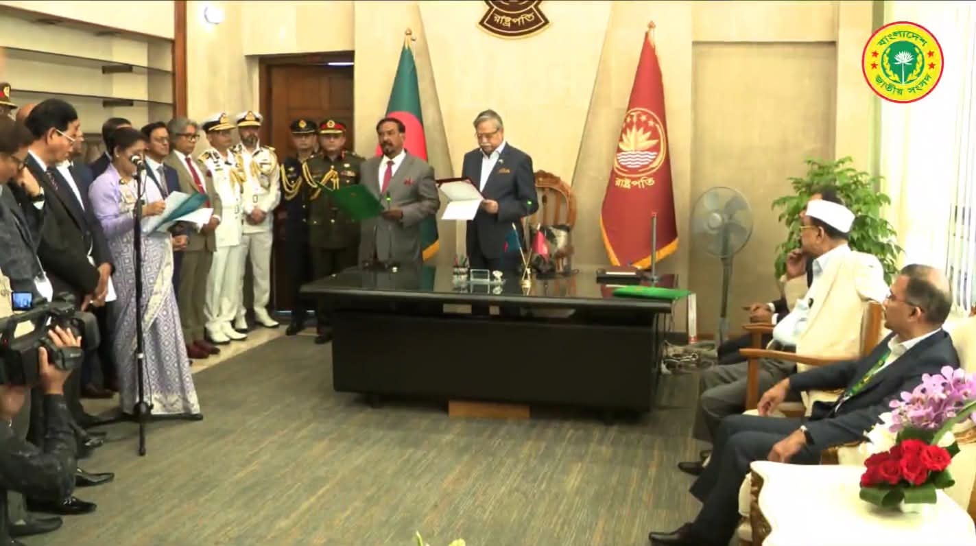 ত্রয়োদশ জাতীয় সংসদের স্পিকার পদে নির্বাচিত হয়েছেন মেজর (অব.) হাফিজ উদ্দিন আহমদ বীর বিক্রম এবং ডেপুটি স্পিকার  ব্যারিস্টার কায়সার কামাল