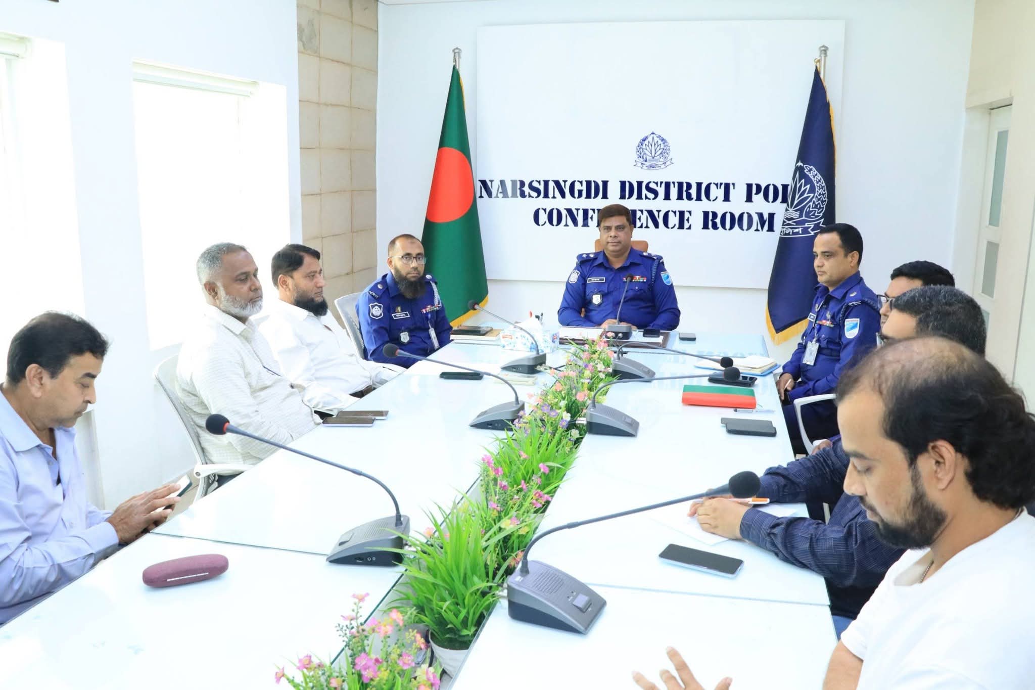 নরসিংদী জেলা পেট্রোল পাম্প ওনার্স এসোসিয়েশন এর প্রতিনিধিদের সাথে মতবিনিময় করেন পুলিশ সুপার, নরসিংদী