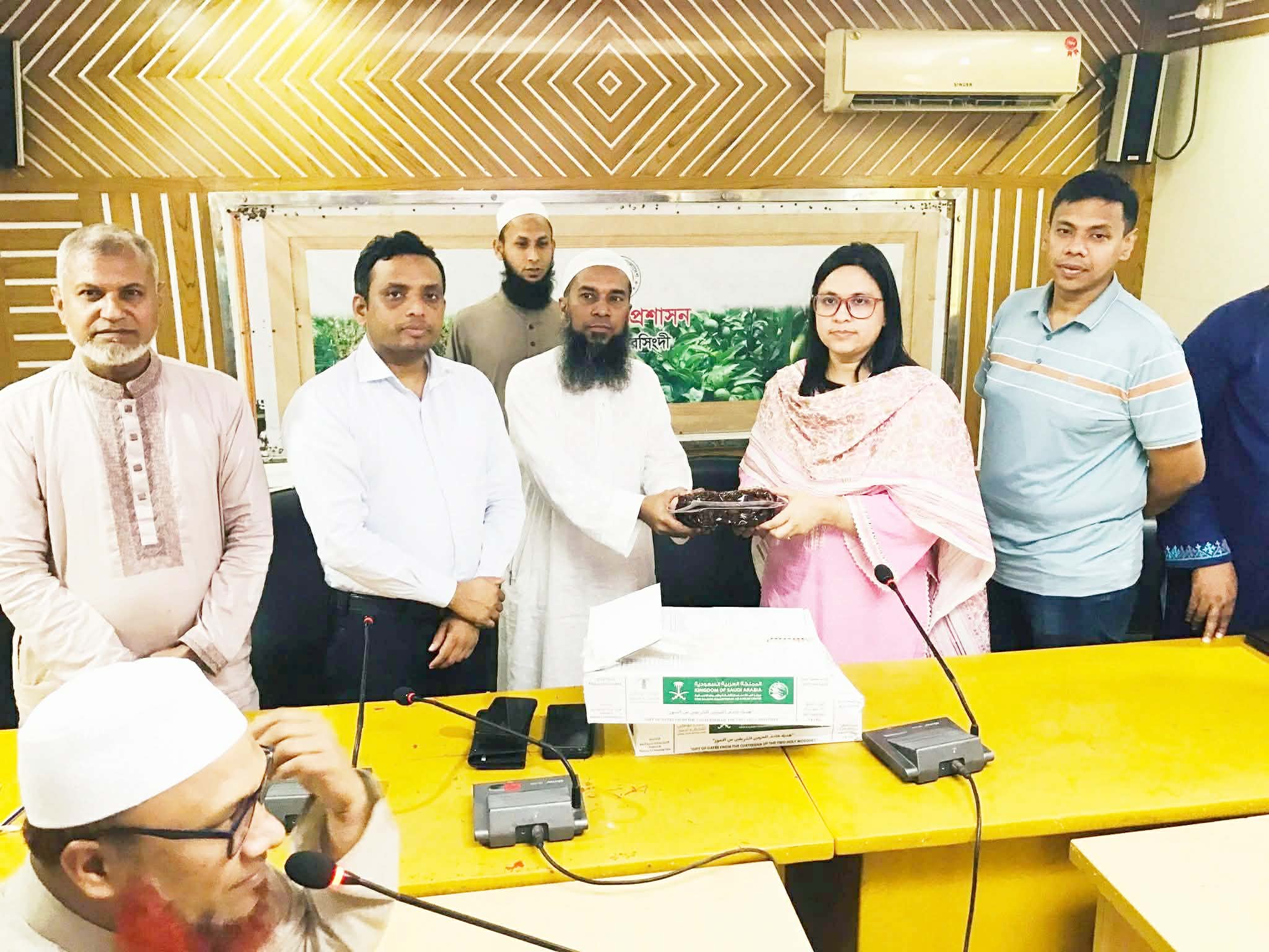 সৌদি আরবের উপহার খেজুর এতিমখানা ও মাদ্রাসায় বিতরণ   