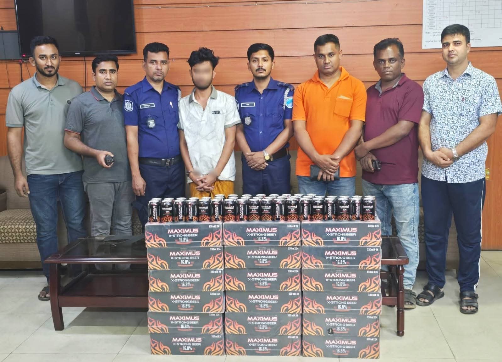 মাধবদীতে ৪৭০ ক্যান বিদেশি বিয়ারসহ মাদক ব্যবসায়ী গ্রেফতার”