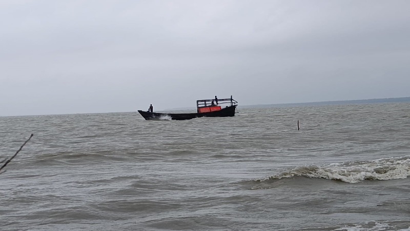 বরগুনার তালতলীতে উত্তাল সাগরে ট্রলারডুবি, নিখোঁজ ২ জেলে