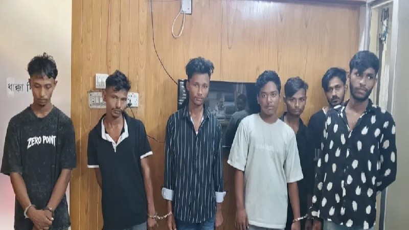 আদাবরে দেশীয় অস্ত্রসহ কুত্তা ফারুকসহ ৭ সদস্য গ্রেপ্তার