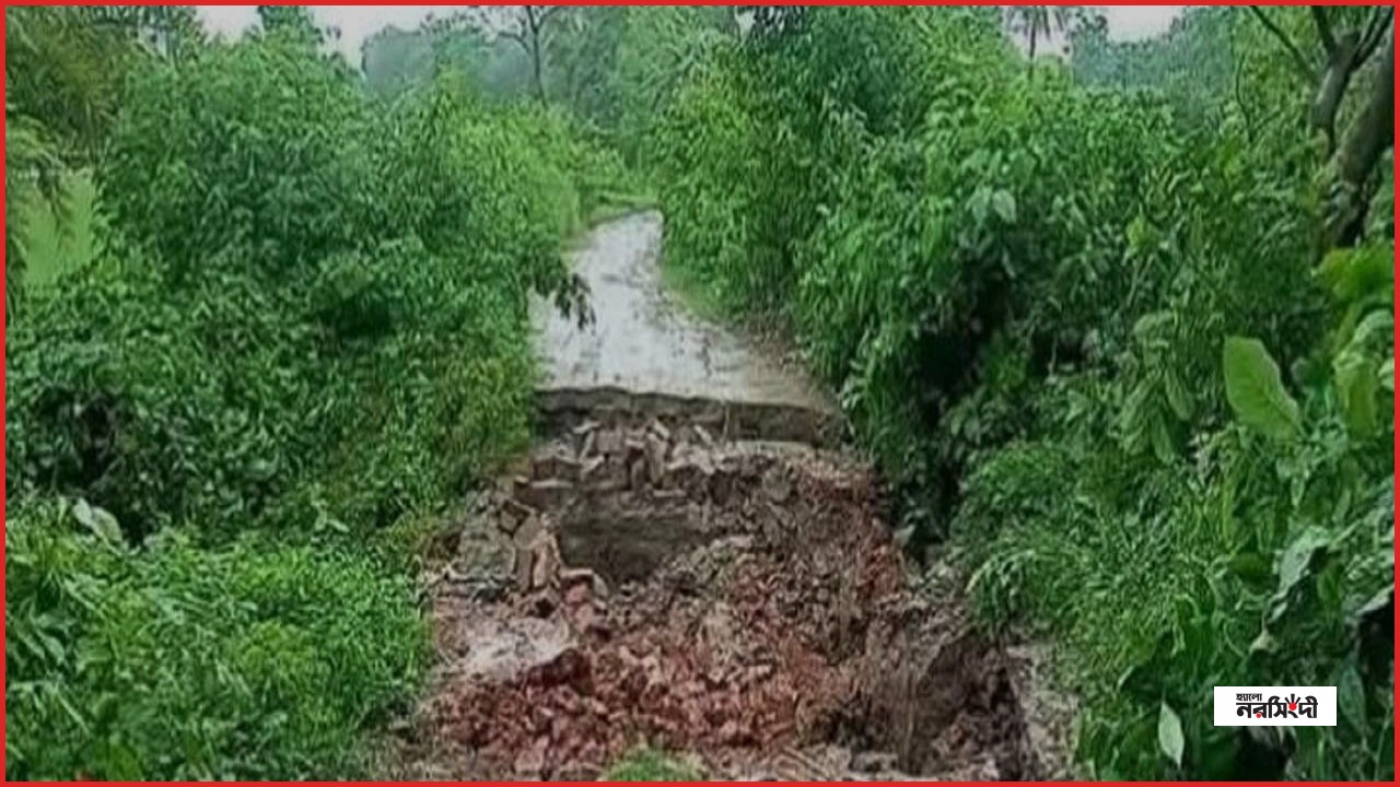 টানা বৃষ্টিতে চুয়াডাঙ্গার জয়রামপুর-কুমারীদহ সড়কে ধস, যোগাযোগ বিচ্ছিন্ন