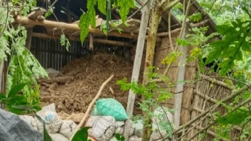 চাঁপাইনবাবগঞ্জে বসতবাড়িতে অর্ধশতাধিক ককটেলের বিকট বিস্ফোরণ