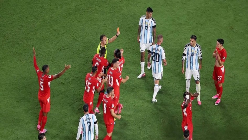 ডাইভের অভিযোগে লাল কার্ড দেখে মাঠ ছাড়লেন সুইস তারকা এম্বোলো