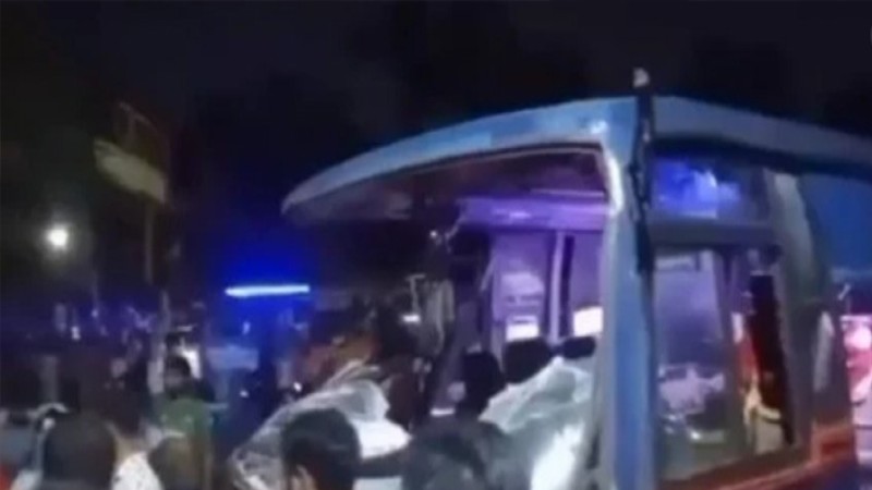 কুর্মিটোলা হাসপাতালে নিয়ন্ত্রণ হারিয়ে বাস, নিহত ১