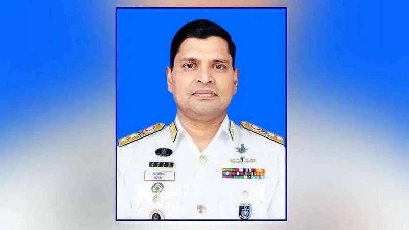 নতুন নৌপ্রধান খোন্দকার মিসবাহ উল আজীমকে র‍্যাংক ব্যাজ পরিয়ে দিলেন প্রধানমন্ত্রী