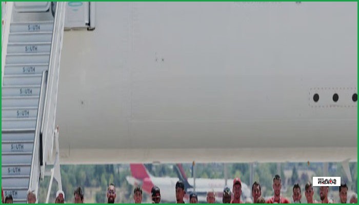 বিশ্বকাপ ট্রফি হাতে দেশে ফিরল স্পেনের বিশ্বজয়ী ফুটবল দল