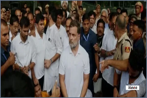 মোদির ক্ষমা ও দুই মন্ত্রীর পদত্যাগসহ রাহুল গান্ধীর ৫ দফা দাবি