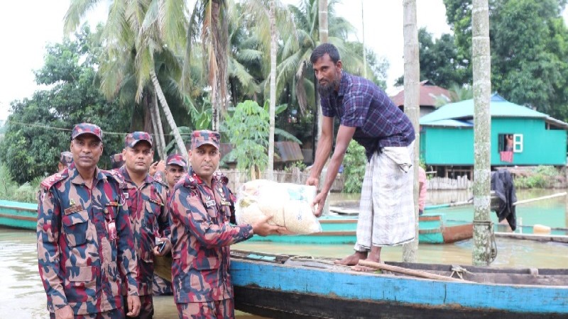 রাঙ্গামাটির দুর্গম সীমান্তে বন্যাকবলিত মানুষের পাশে বিজিবি