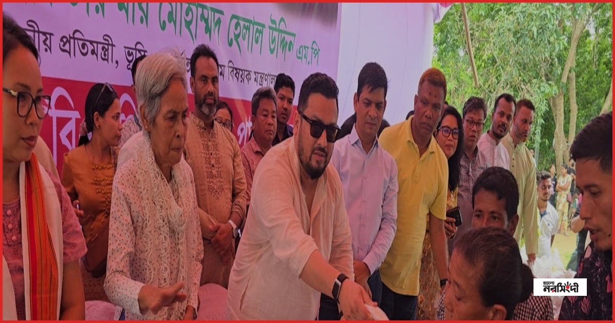 রোয়াংছড়িতে বন্যাদুর্গতদের মাঝে প্রধানমন্ত্রীর ত্রাণ বিতরণ করলেন মীর হেলাল