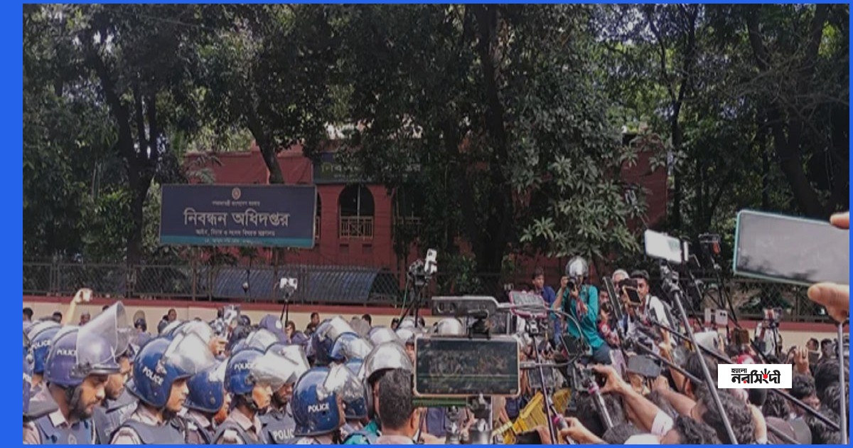 শিক্ষা ভবনের সামনে শিক্ষার্থীদের লংমার্চ রুখে দিল পুলিশ