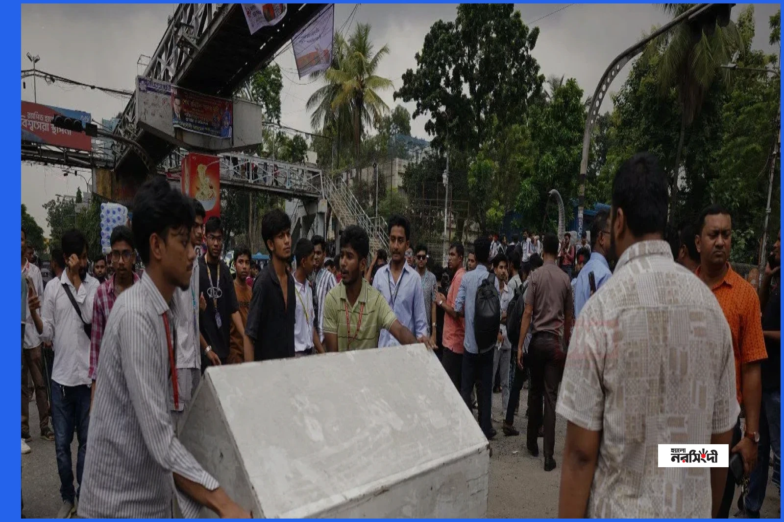 শিক্ষামন্ত্রীর পদত্যাগের দাবিতে সায়েন্সল্যাব মোড় অবরোধ করলেন শিক্ষার্থীরা