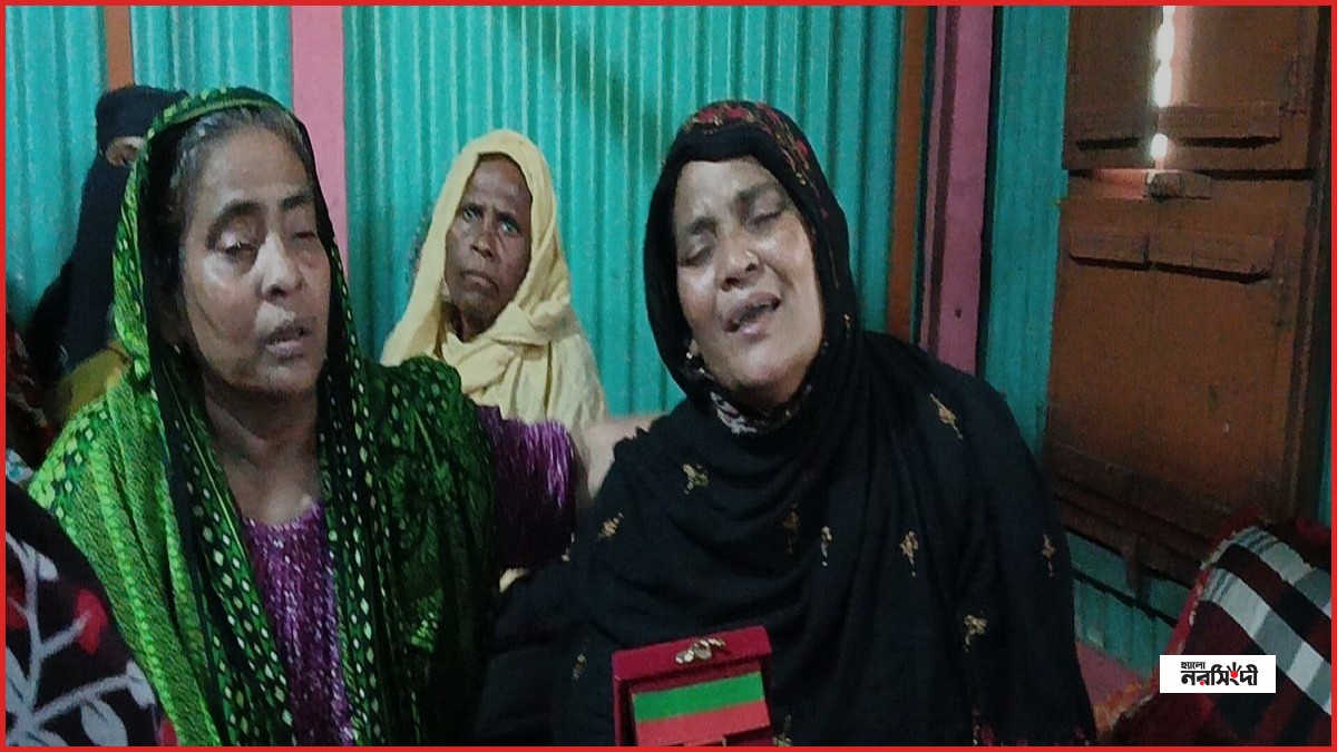শীতলক্ষ্যায় ডুবুরির মৃত্যু: ছেলের রাষ্ট্রীয় পদক হাতে মায়ের আহাজারি