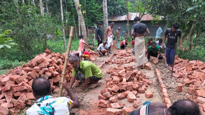 সরকারি বরাদ্দের দেখা নেই, চাঁদা তুলে রাস্তা সংস্কারে নাটোরের গ্রামবাসী