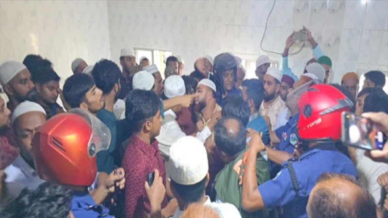 সাঁথিয়ায় জুমার নামাজে ইমামতি নিয়ে বিএনপি-জামায়াত কর্মীদের হাতাহাতি