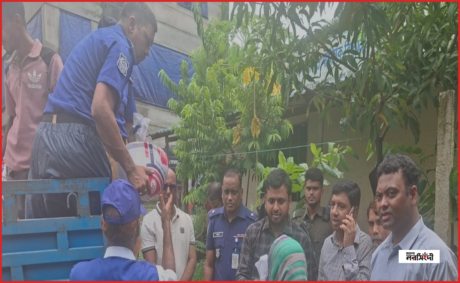 সীতাকুণ্ডে পানিবন্দি মানুষের পাশে ত্রাণ নিয়ে ছুটছে উপজেলা প্রশাসন
