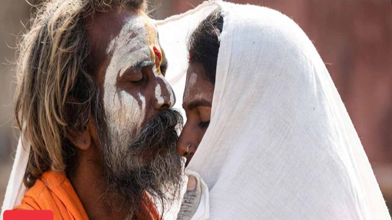 অদ্ভুত ধর্মীয় আচার পালনকারী ‘লিপ কিস বাবা’ নিয়ে ভারতে বিতর্ক
