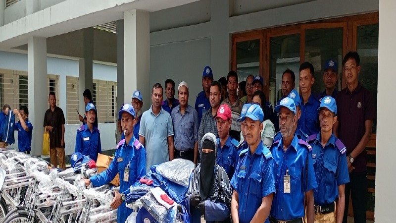 কাপ্তাইয়ে ৪৬ গ্রাম পুলিশ পেল বাইসাইকেল ও পোশাক