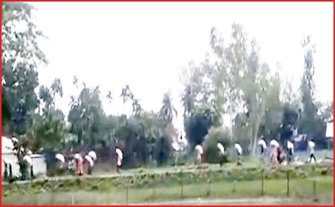 কুড়িগ্রামে সারের সংকটে ডিলারের গুদাম ভেঙে সার নিলেন কৃষকেরা