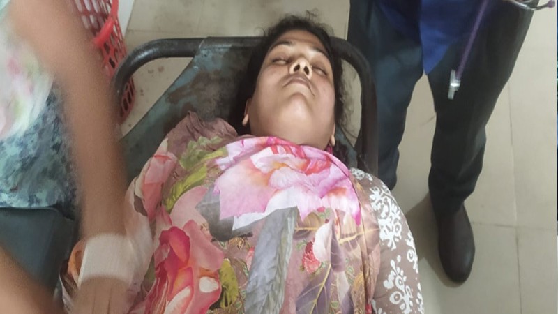 খুলনায় দুর্বৃত্তের গুলিতে নারী আহত, ছেলেকে খুঁজছিল হামলাকারীরা