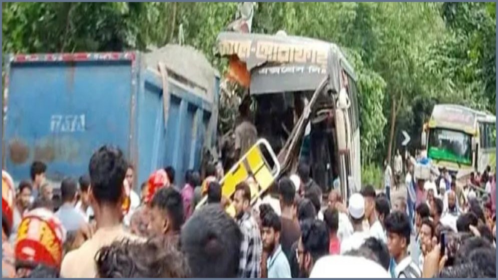 চাঁদপুরে বাস-ট্রাকের মুখোমুখি সংঘর্ষে ৩ জন নিহত
