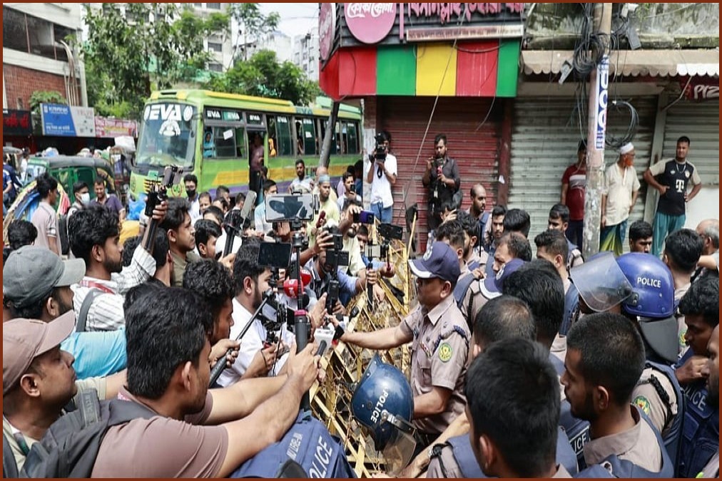 ঢাকা আলিয়া মাদ্রাসার হলে প্রবেশের চেষ্টায় ছাত্রশিবির, পুলিশের বাধা