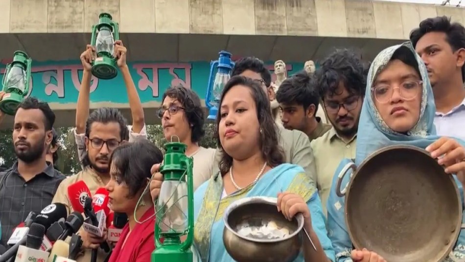 ঢাবিতে হারিকেন ও হাঁড়ি-পাতিল নিয়ে শিক্ষার্থীদের বিক্ষোভ