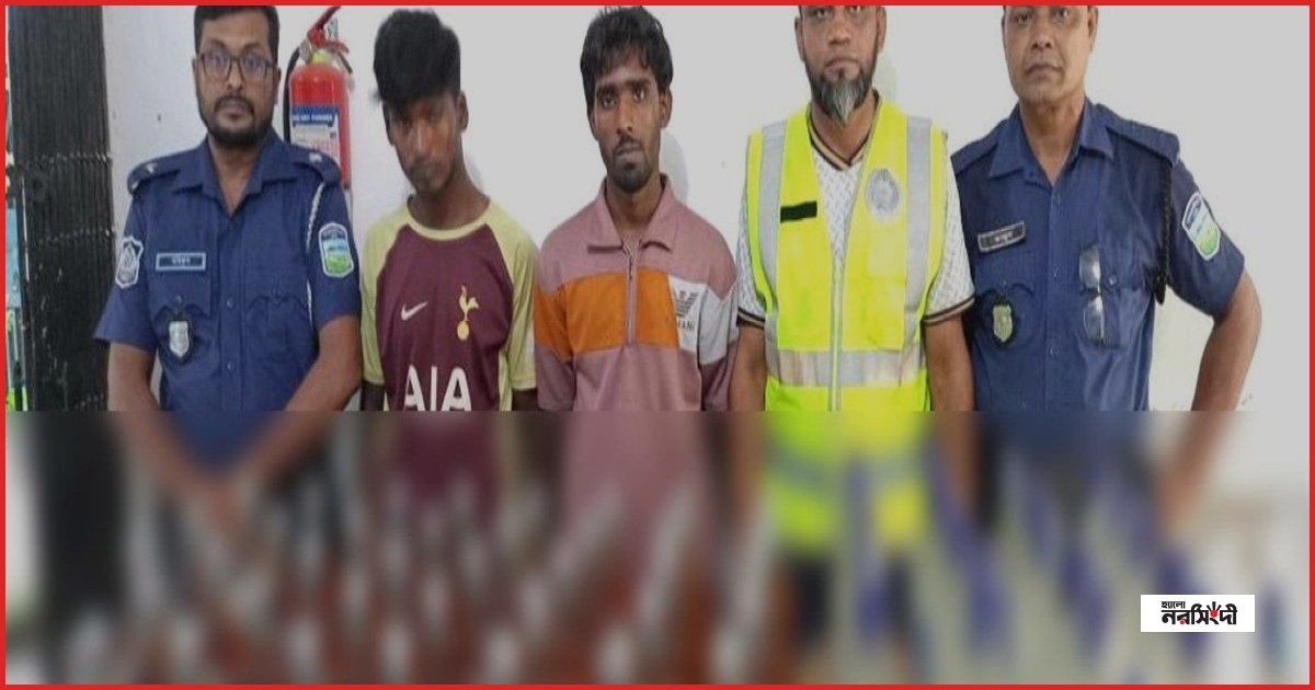 দুর্গাপুরে ৬৩ বোতল ভারতীয় মদসহ দুই যুবক আটক