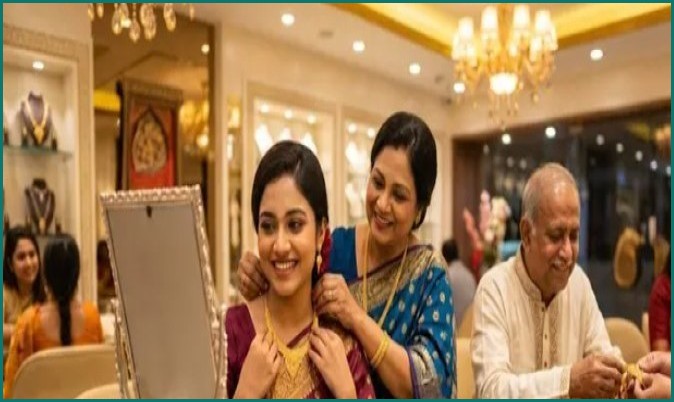 দেশের বাজারে সোনার দাম ভরিতে কমল ২,১৫৮ টাকা