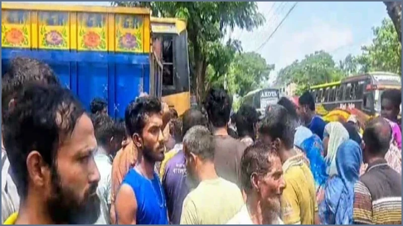 নাটোর মহাসড়কে বাসচাপায় ভ্যানচালকসহ নিহত ২