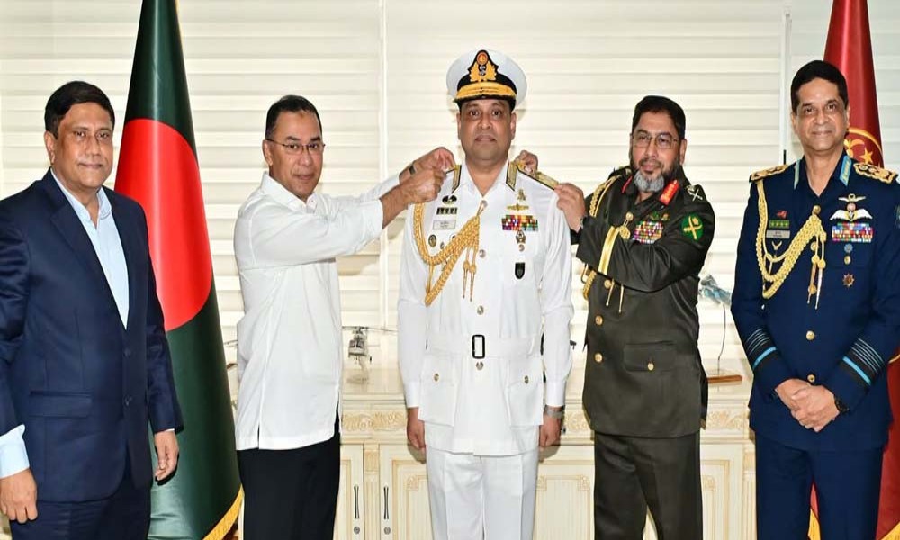 নৌপ্রধানকে অ্যাডমিরাল র‍্যাংক ব্যাজ পরালেন প্রধানমন্ত্রী ও সেনাপ্রধান