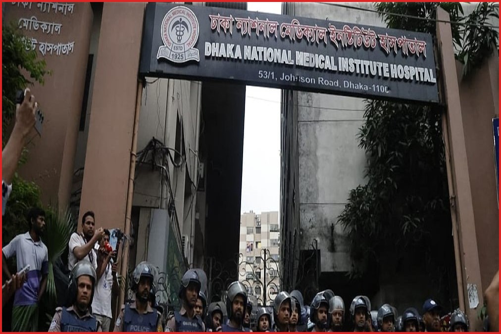 ন্যাশনাল মেডিকেলের সামনে সতর্ক পুলিশ, ক্যাম্পাসে ছাত্রসংগঠনগুলোর সংঘর্ষ