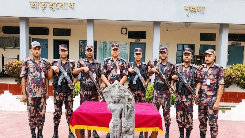 পত্নীতলায় ৯৪ কেজি ওজনের কষ্টি পাথরের বিষ্ণু মূর্তি উদ্ধার