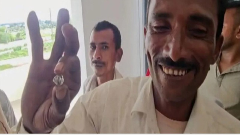 পরিত্যক্ত খনিতে মিলল ৫০ লাখের হীরা, ভাগ্য ফিরল ৭ শ্রমিকের