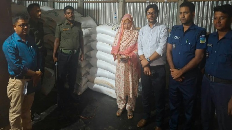 বকশীগঞ্জে অবৈধ সার মজুত, ব্যবসায়ীকে ২০ হাজার টাকা জরিমানা