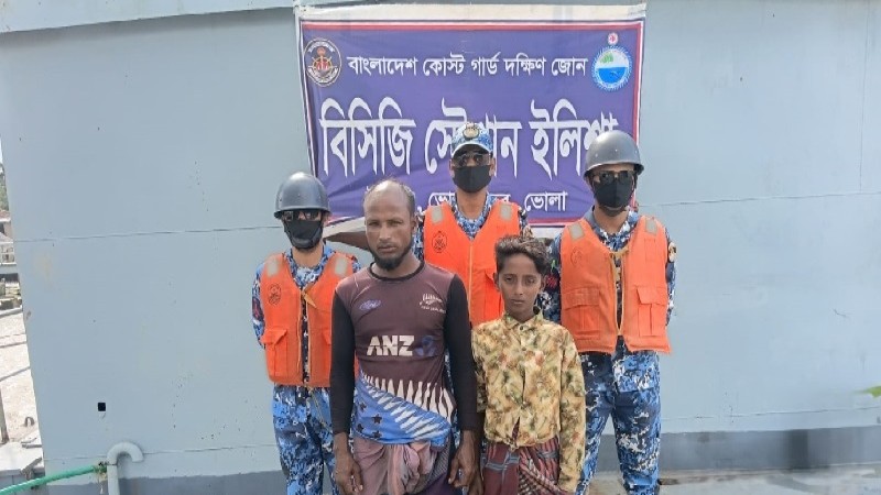 ভোলার মেঘনায় নৌকাডুবি: বাবা-ছেলেকে জীবিত উদ্ধার করল কোস্ট গার্ড
