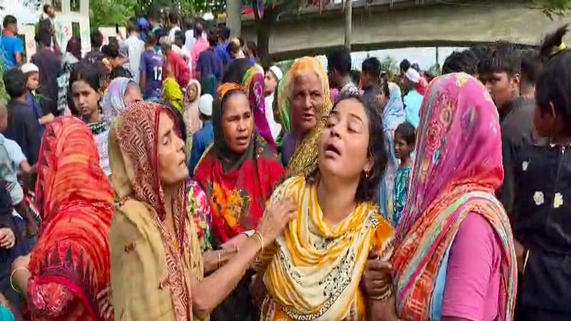 মানিকগঞ্জে শহীদ মিনারে কিশোরের ঝুলন্ত মরদেহ উদ্ধার