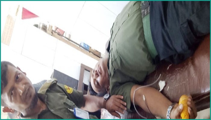 যশোরে সংকটাপন্ন মায়ের জীবন বাঁচাতে রক্ত দিলেন আনসার সদস্য