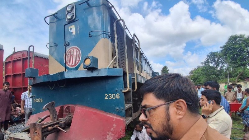 রংপুরে কমিউটার ট্রেনের ইঞ্জিন ও বগি লাইনচ্যুত, আহত ৫