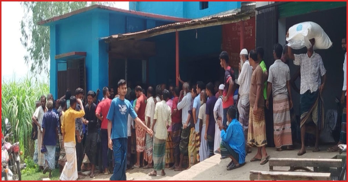 রংপুরের পীরগঞ্জে ইউরিয়া সার পেতে কৃষকদের চরম ভোগান্তি